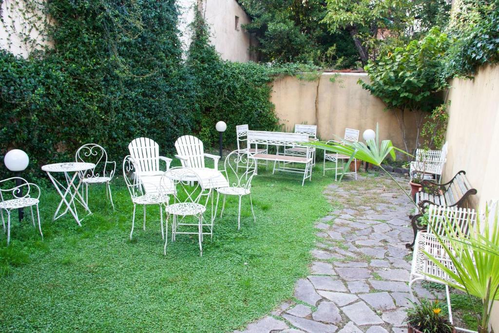 A garden outside Cosy House