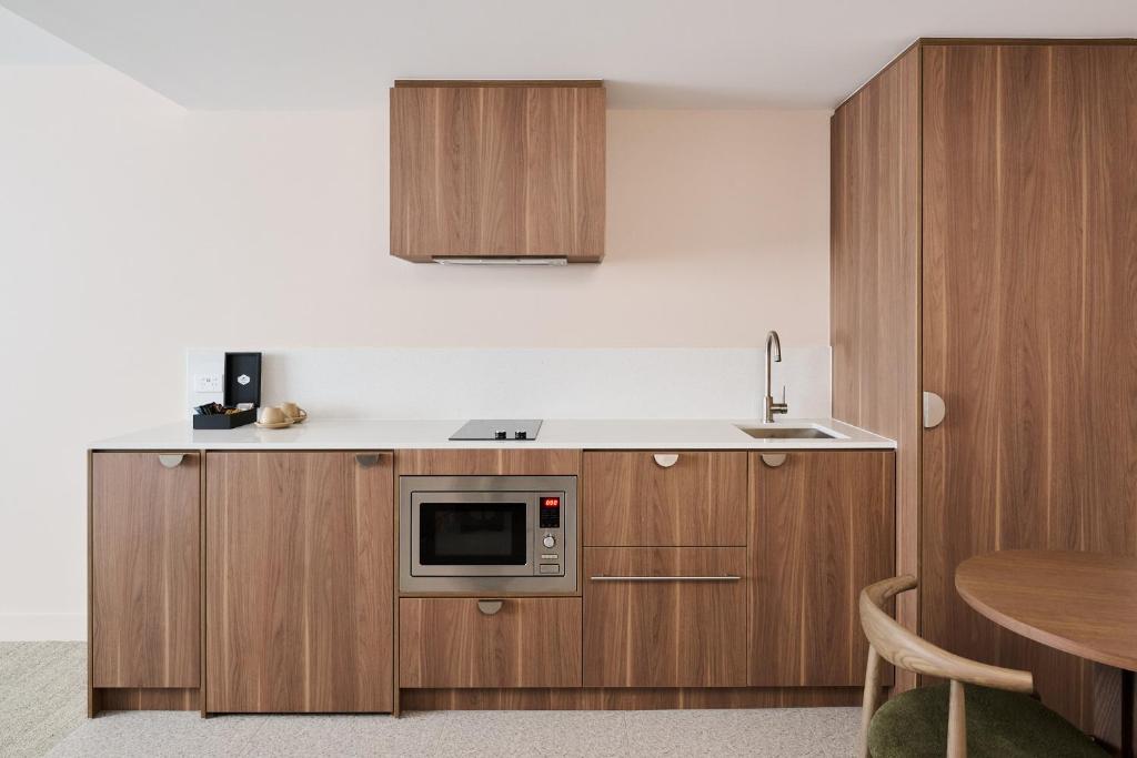 Abode Phillip - Resim 4