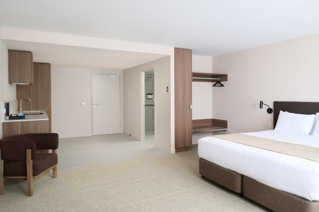 Abode Phillip - Resim 22