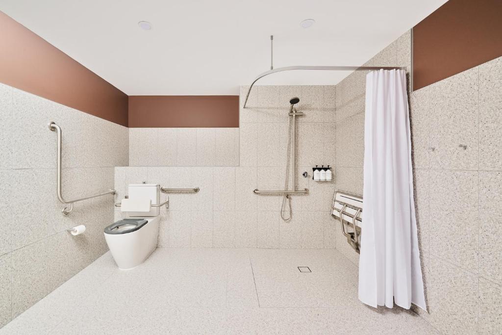 Abode Phillip - Resim 3