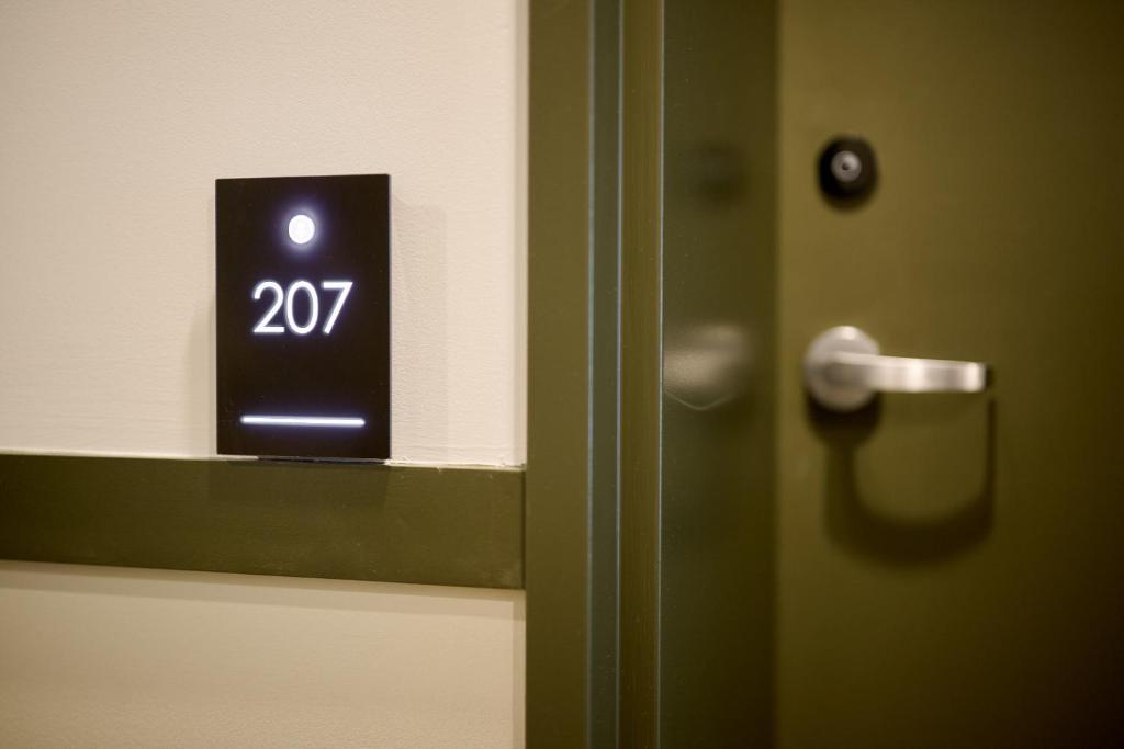 Abode Phillip - Resim 17