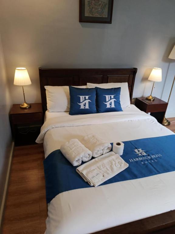 Postel nebo postele na pokoji v ubytování Harbour Bliss Hotel