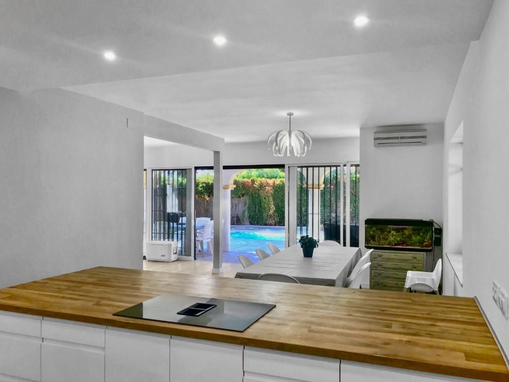 Bazén v ubytovaní Villa Alamos Jerez I Piscina Salada Climatizada I BBQ I Jardines I 850m2 alebo v jeho blízkosti