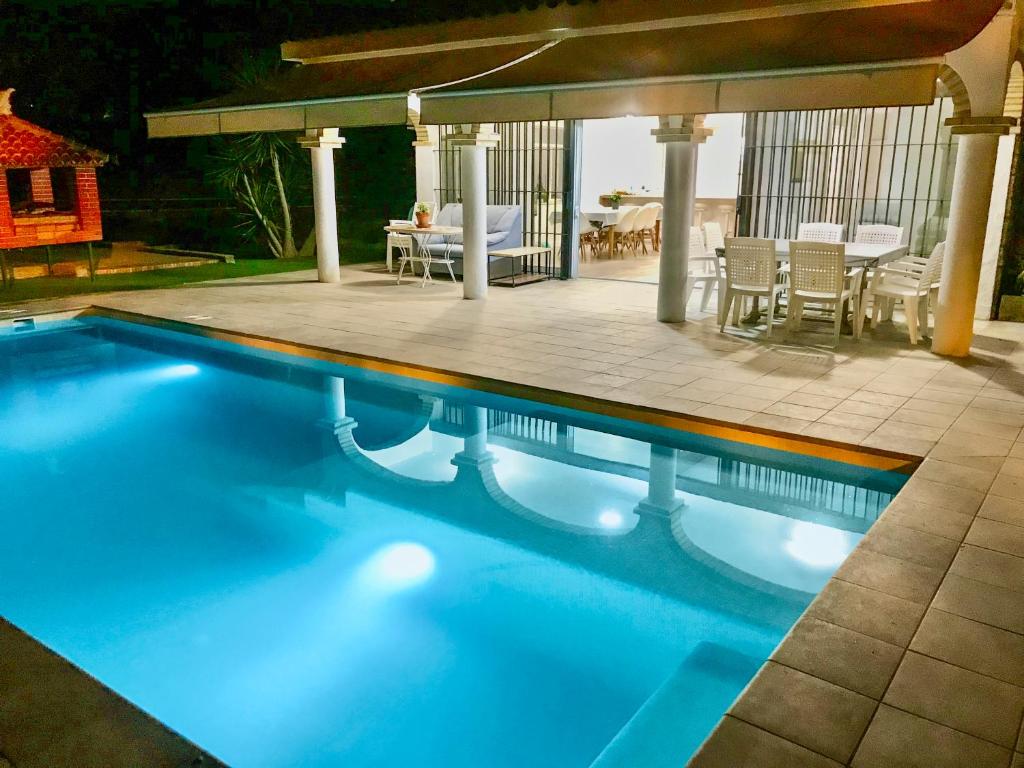Bazén v ubytovaní Villa Alamos Jerez I Piscina Salada Climatizada I BBQ I Jardines I 850m2 alebo v jeho blízkosti