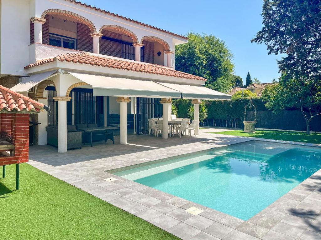 Bazén v ubytovaní Villa Alamos Jerez I Piscina Salada Climatizada I BBQ I Jardines I 850m2 alebo v jeho blízkosti