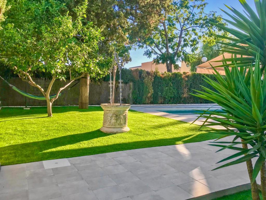 Vonkajšia záhrada v ubytovaní Villa Alamos Jerez I Piscina Salada Climatizada I BBQ I Jardines I 850m2