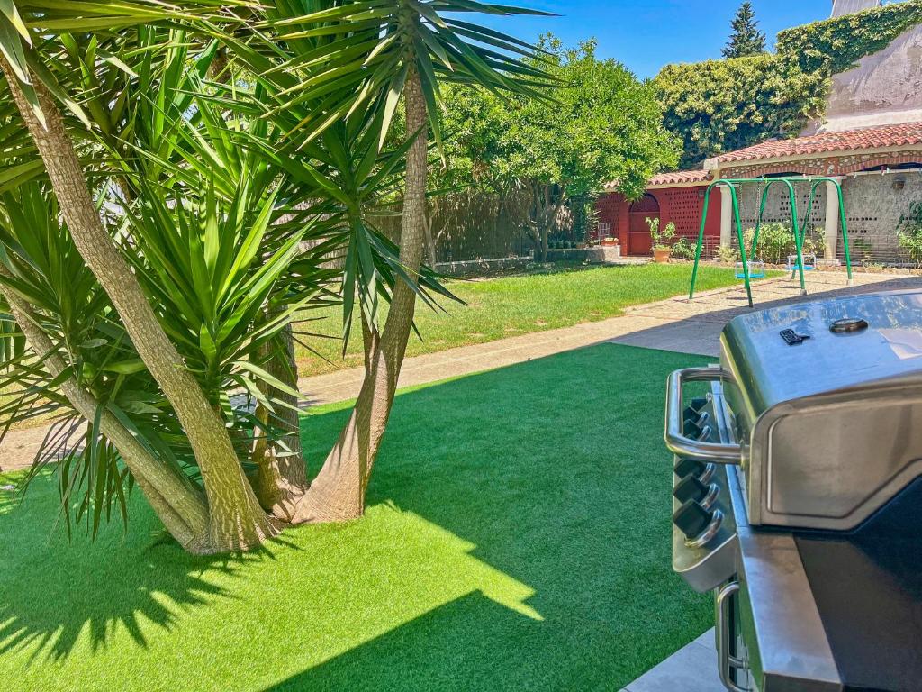 Vonkajšia záhrada v ubytovaní Villa Alamos Jerez I Piscina Salada Climatizada I BBQ I Jardines I 850m2