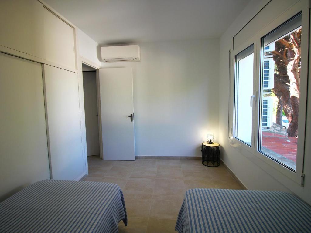 Postel nebo postele na pokoji v ubytování V. FANÉ ESQ - Casa con jardín y vista mar en Llançà acabada de reformar - ES-228-10