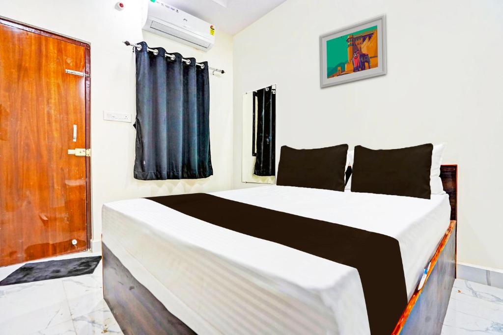 Postel nebo postele na pokoji v ubytování Hotel O DIVA INN - II
