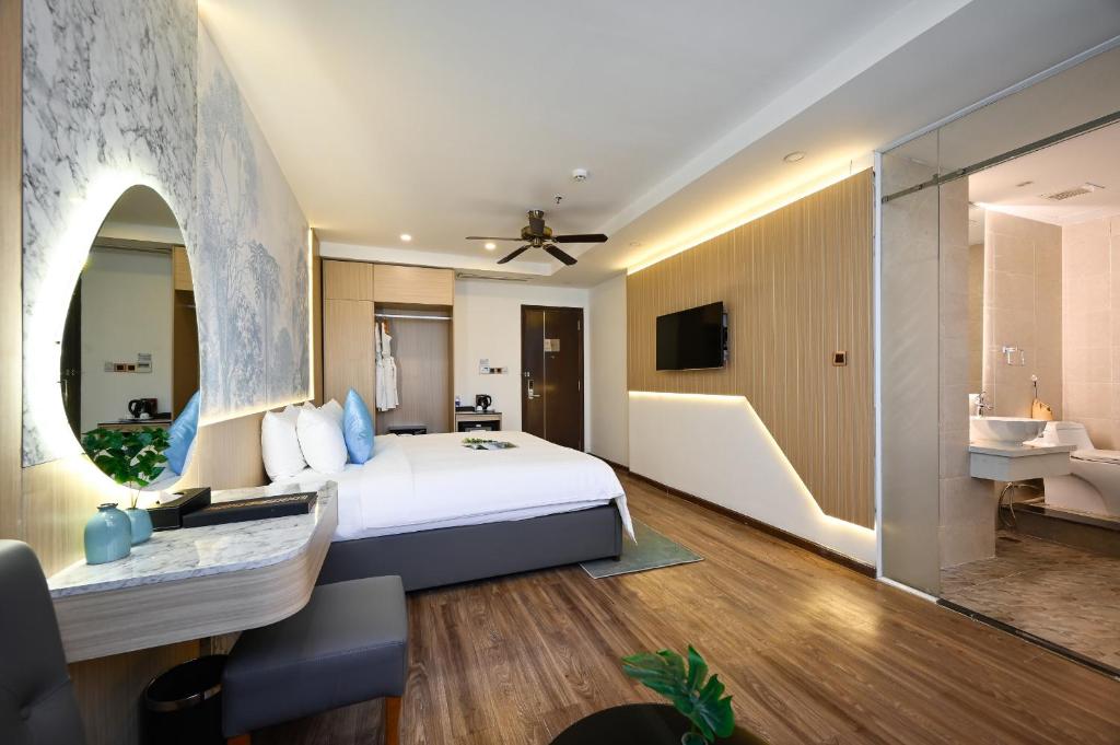 Studio Suite Bathtub without window