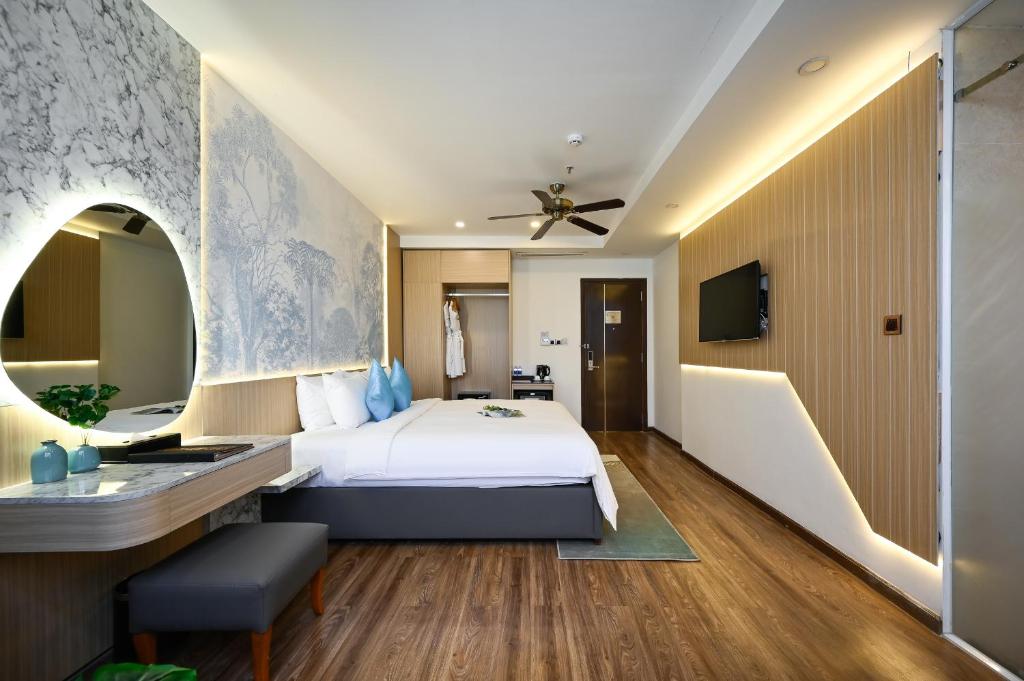 Studio Suite Bathtub without window