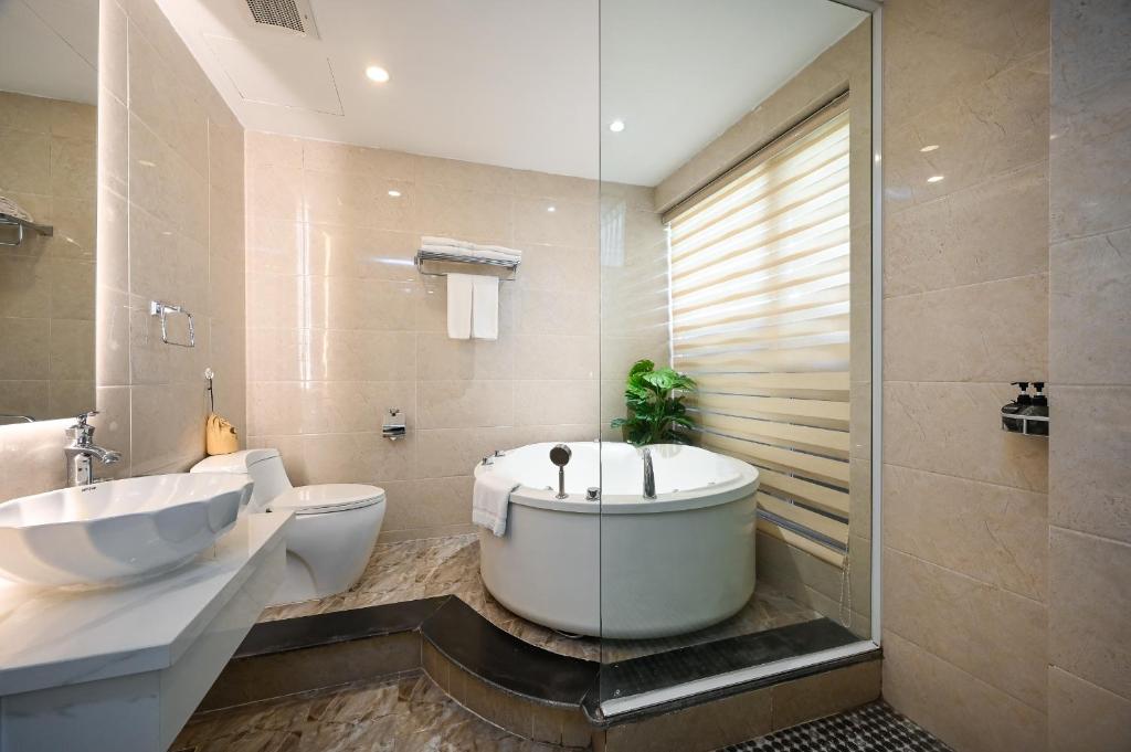 Studio Suite Bathtub without window
