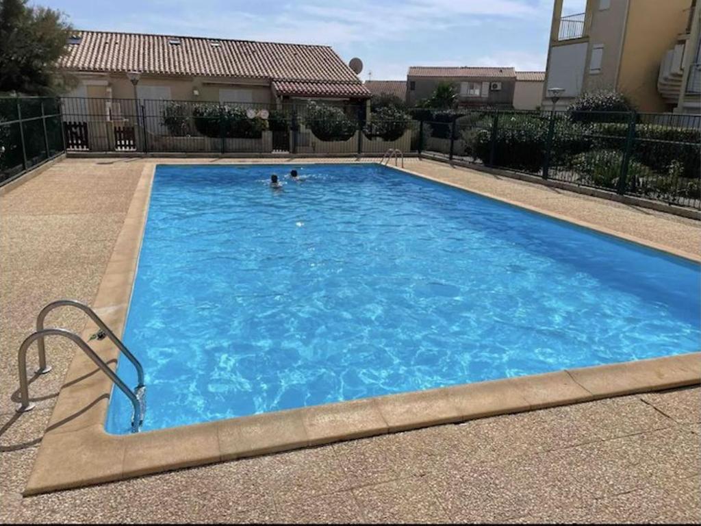 - une grande piscine bleue pour 2 personnes dans l'établissement Appartement 2P avec Tennis, Piscine, Park Privé, à 800m Plage - St Pierre la Mer - FR-1-229D-142, à Fleury