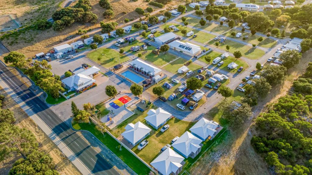 Ledge PointBIG 4 Tasman Holiday Parks - Ledge Point的停放着汽车的房车公园的鸟瞰图