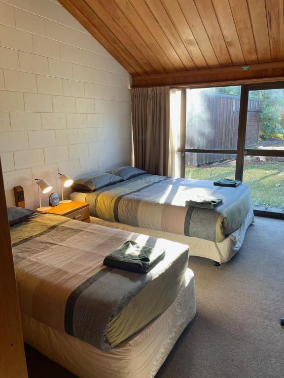 Postel nebo postele na pokoji v ubytování Cedar Chalets and Barkers Lodge