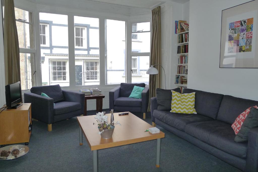 uma sala de estar com sofás e uma mesa de centro em Totters Hostel em Caernarfon