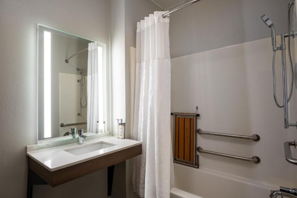 Staybridge Suites West Des Moines by IHG - Studio Queen Suite Met Toegankelijk Bad