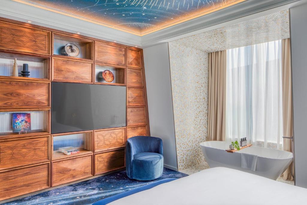 Postel nebo postele na pokoji v ubytování Kimpton BEM Budapest by IHG