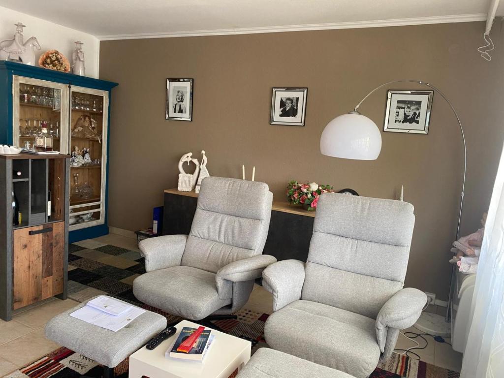 a living room with two chairs and a table at bei Tante Tina in Bad Bergzabern