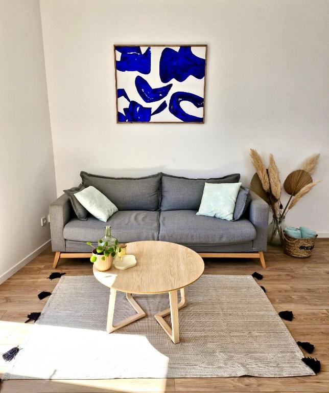 un salon avec un canapé et une table basse dans l'établissement La Capucine, à Coulommiers