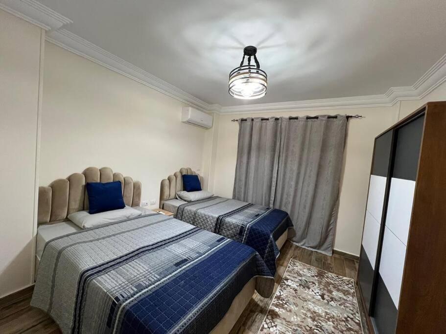 Postel nebo postele na pokoji v ubytování Royal Madinaty 2BR Residence