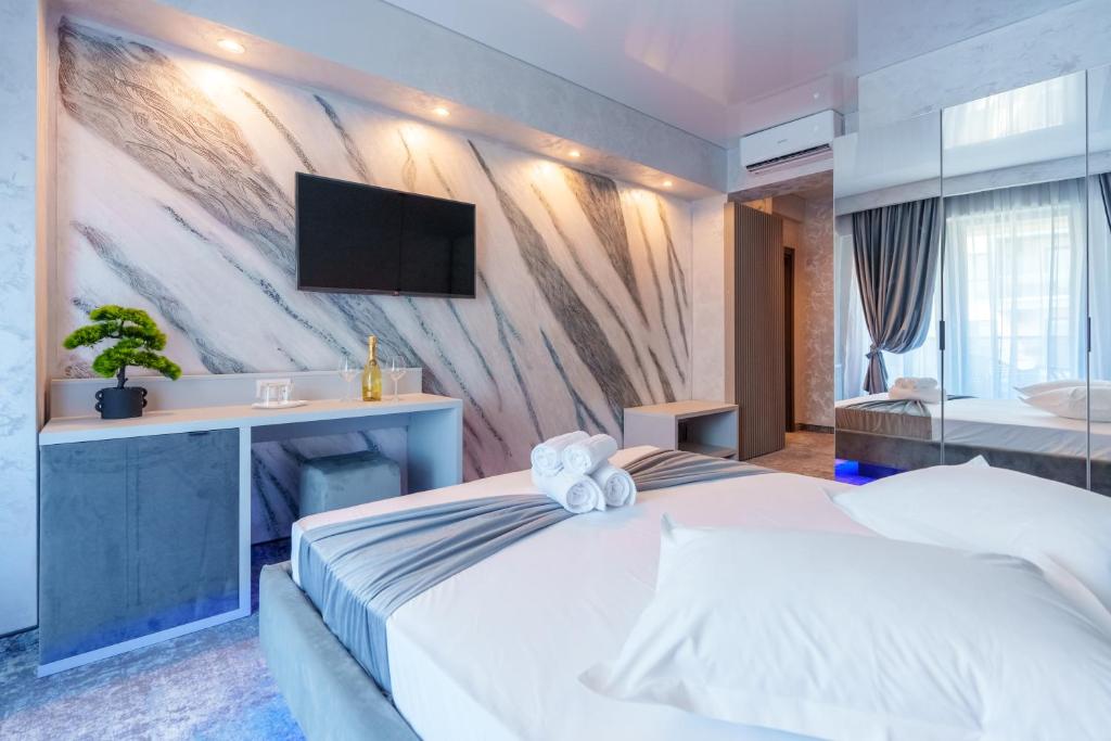 Postel nebo postele na pokoji v ubytování HOTEL KALYA