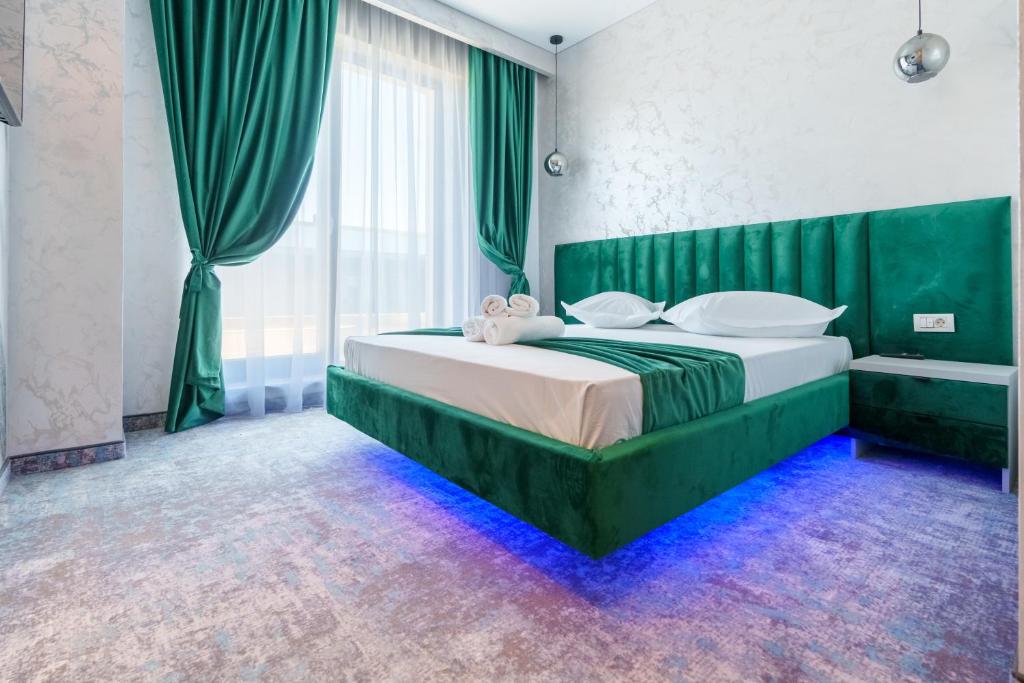Postel nebo postele na pokoji v ubytování HOTEL KALYA