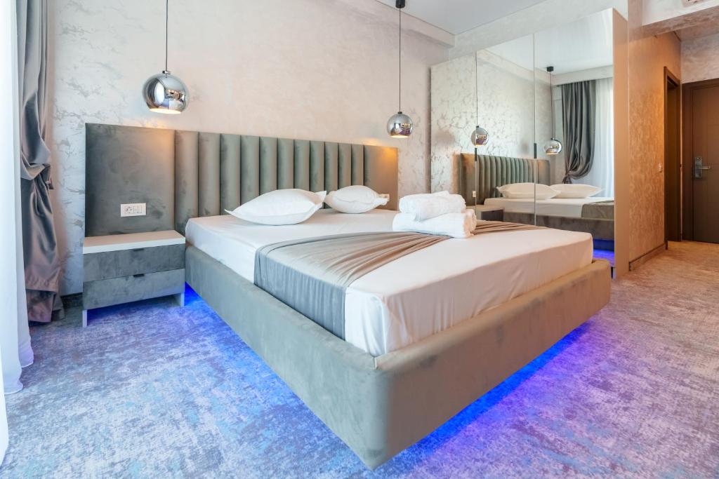 Postel nebo postele na pokoji v ubytování HOTEL KALYA