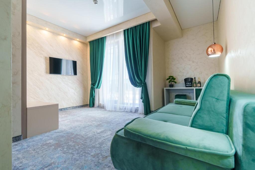 TV a/nebo společenská místnost v ubytování HOTEL KALYA