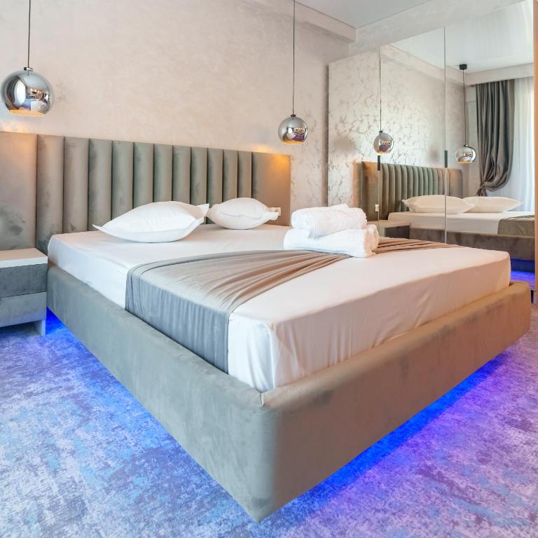 Postel nebo postele na pokoji v ubytování HOTEL KALYA