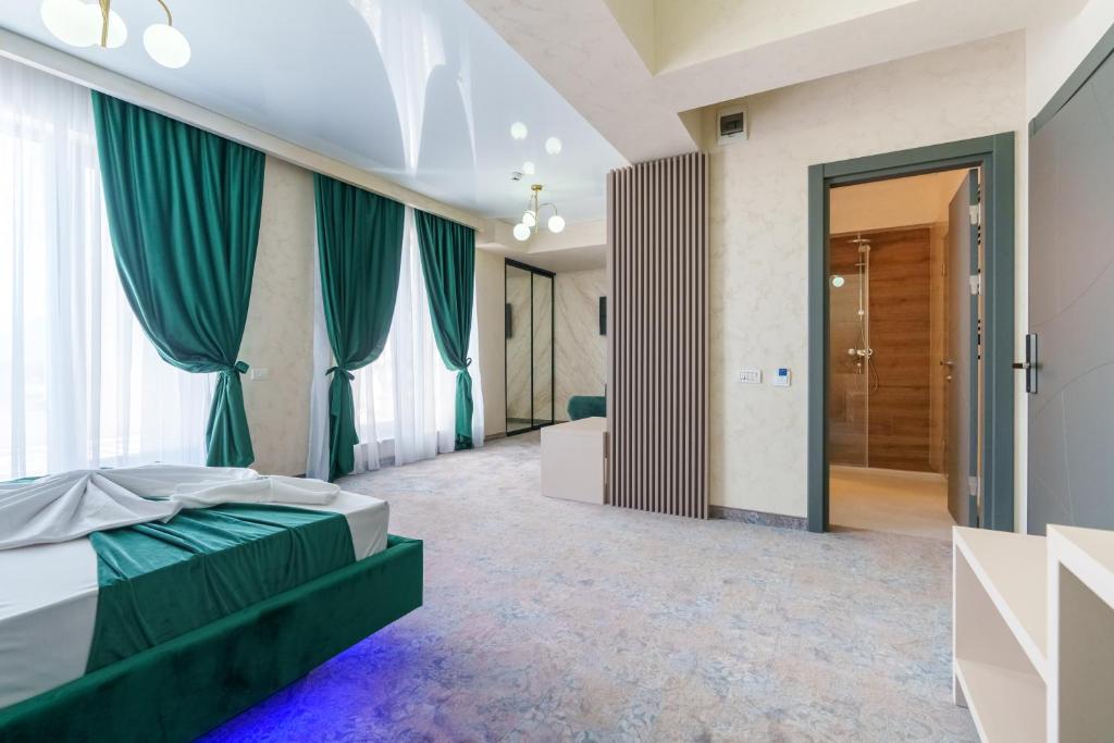 Postel nebo postele na pokoji v ubytování HOTEL KALYA