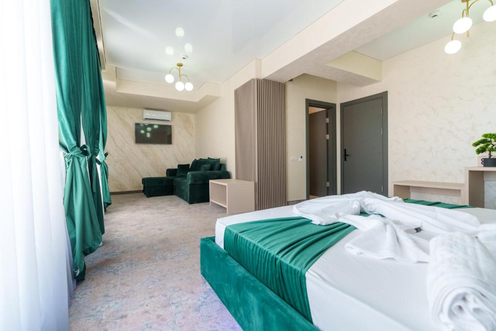 Postel nebo postele na pokoji v ubytování HOTEL KALYA