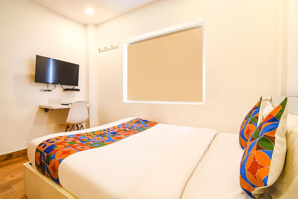 TV a/nebo společenská místnost v ubytování FabHotel Globe Express - Nr Ruby Hospital