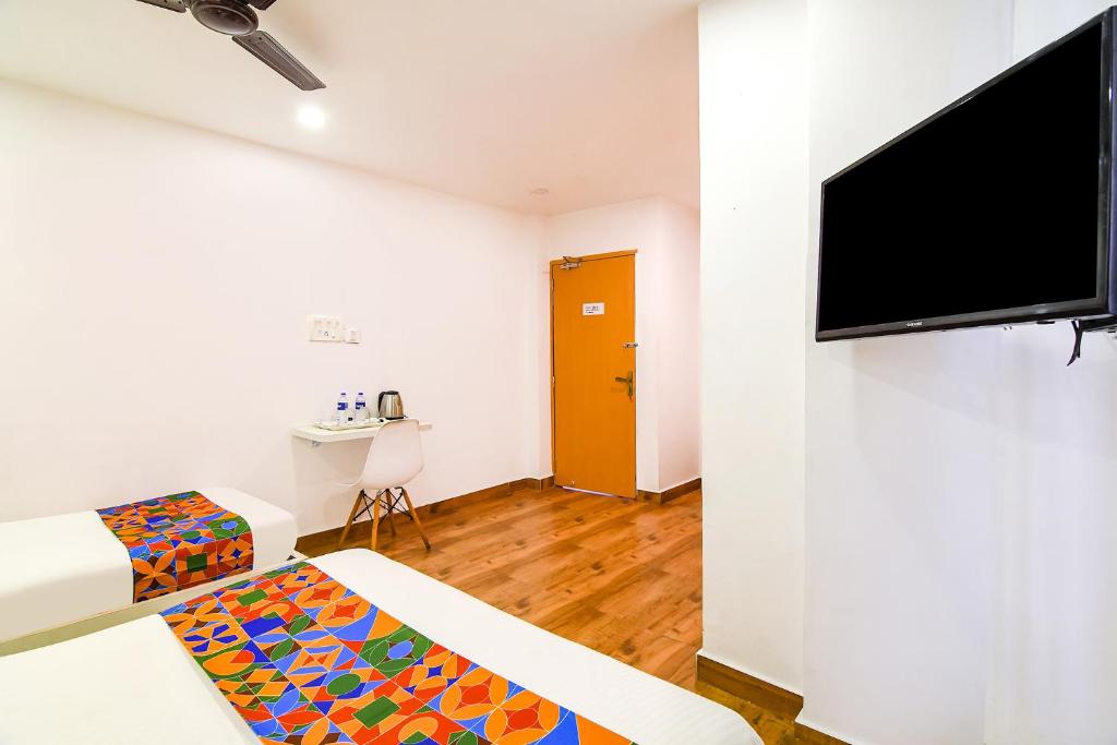 TV a/nebo společenská místnost v ubytování FabHotel Globe Express - Nr Ruby Hospital