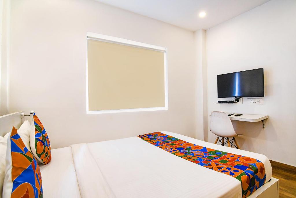 Postel nebo postele na pokoji v ubytování FabHotel Globe Express - Nr Ruby Hospital