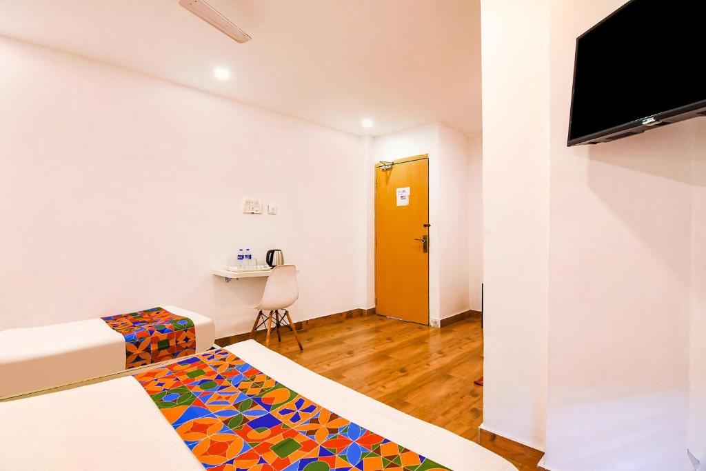 TV a/nebo společenská místnost v ubytování FabHotel Globe Express - Nr Ruby Hospital