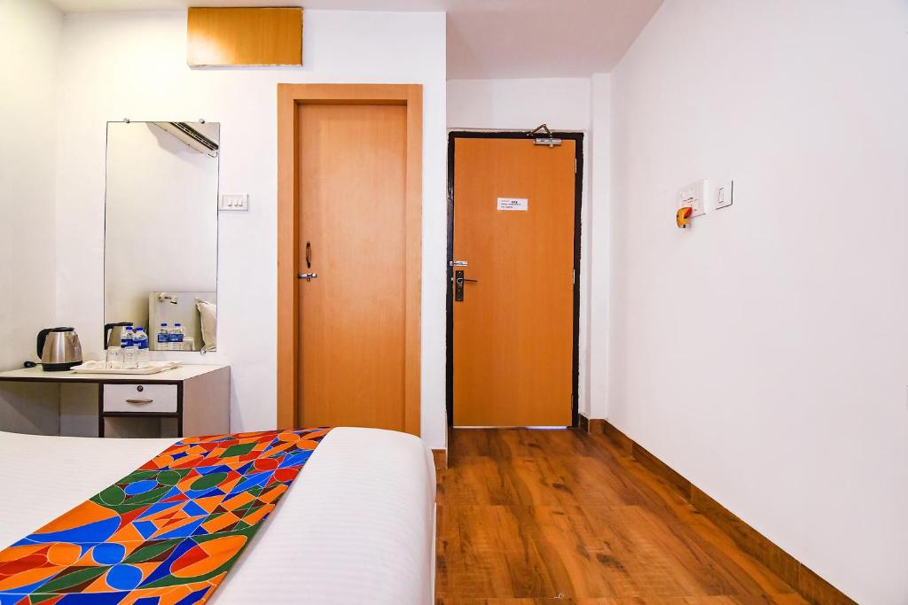 Postel nebo postele na pokoji v ubytování FabHotel Globe Express - Nr Ruby Hospital