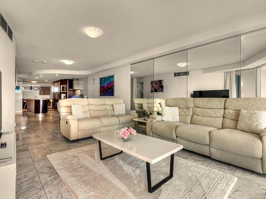 Posezení v ubytování Sirocco Mooloolaba Oceanfront Luxury Sub-Penthouse 9th floor-Sleeps 6