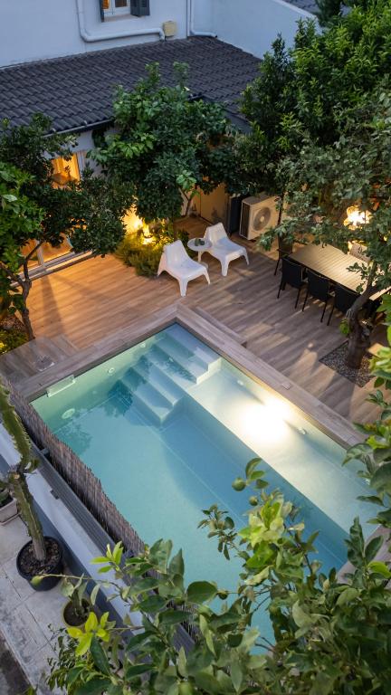 Bazén v ubytovaní Garden Cellar - Kalamata Mediterranean Villas alebo v jeho blízkosti