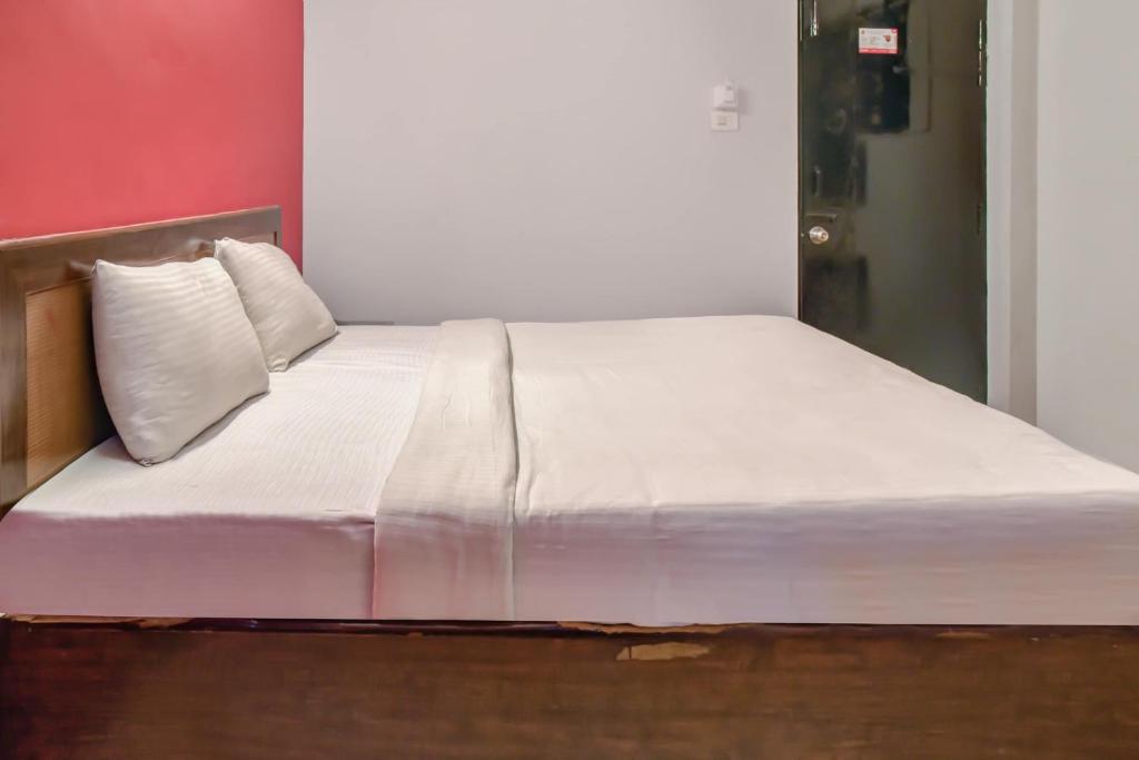 Postel nebo postele na pokoji v ubytování Hotel O Kota Lodge