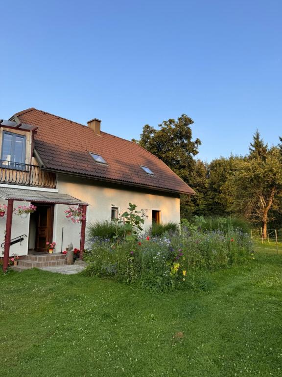 Aed väljaspool majutusasutust Ferienwohnung, nahe dem Faaker See