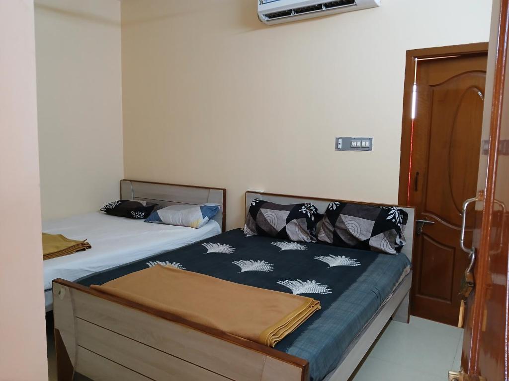 Una cama o camas en una habitación de Marudha Temple View Thiruvidaimaruthur