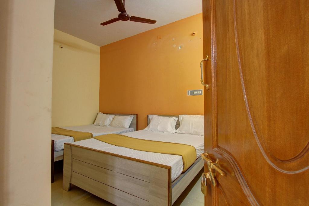 Una cama o camas en una habitación de Marudha Temple View Thiruvidaimaruthur