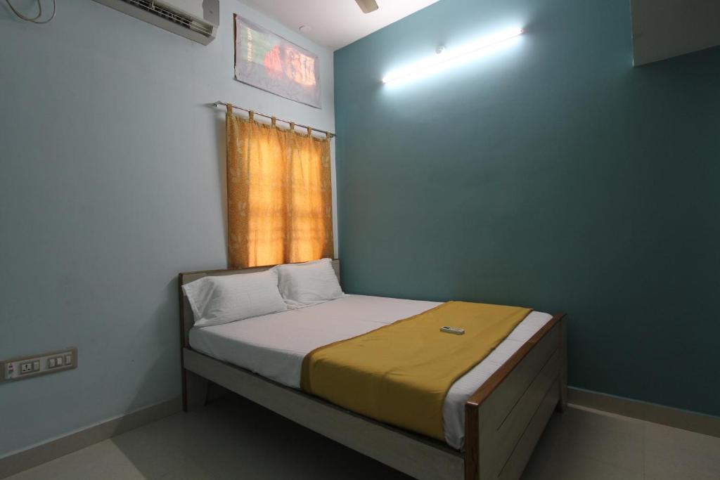 Una cama o camas en una habitación de Marudha Temple View Thiruvidaimaruthur