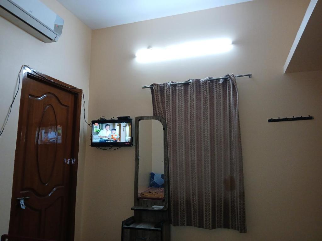Una televisión o centro de entretenimiento en Marudha Temple View Thiruvidaimaruthur