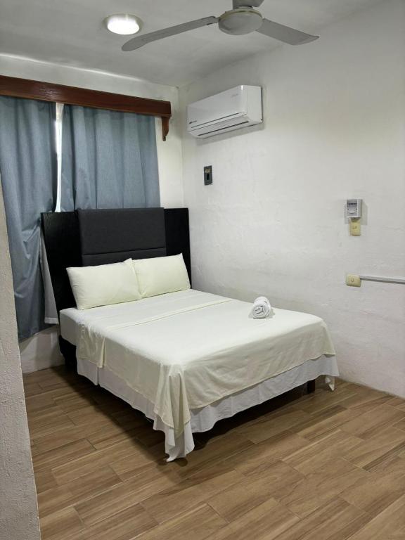 Postel nebo postele na pokoji v ubytování Hotel Miriam Bacalar