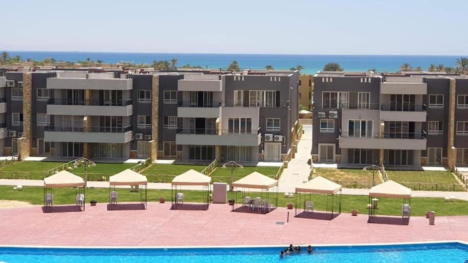 Bazén v ubytování شاليه للايجار عائلات فقط 3 غرف نوم مكيف بالكامل قرية بلومار السخنة Blumar Elsokhna العين السخنة nebo v jeho okolí