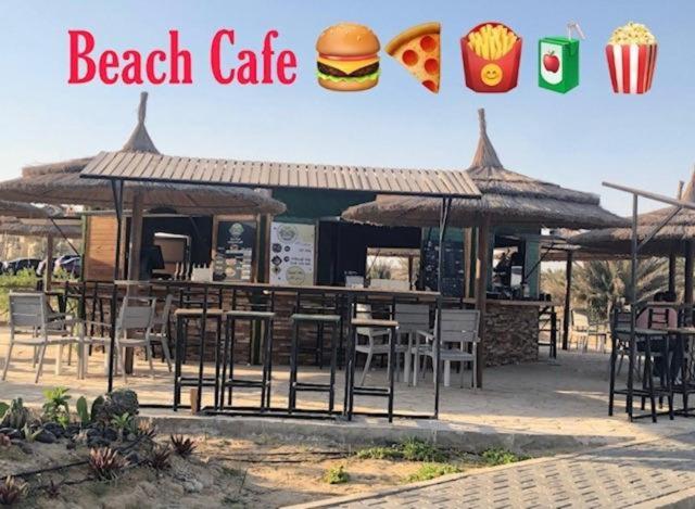 Restaurace v ubytování شاليه للايجار عائلات فقط 3 غرف نوم مكيف بالكامل قرية بلومار السخنة Blumar Elsokhna العين السخنة