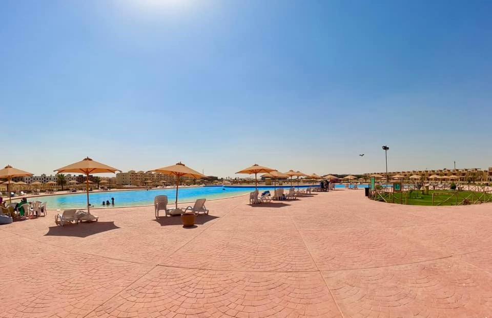 Bazén v ubytování شاليه للايجار عائلات فقط 3 غرف نوم مكيف بالكامل قرية بلومار السخنة Blumar Elsokhna العين السخنة nebo v jeho okolí