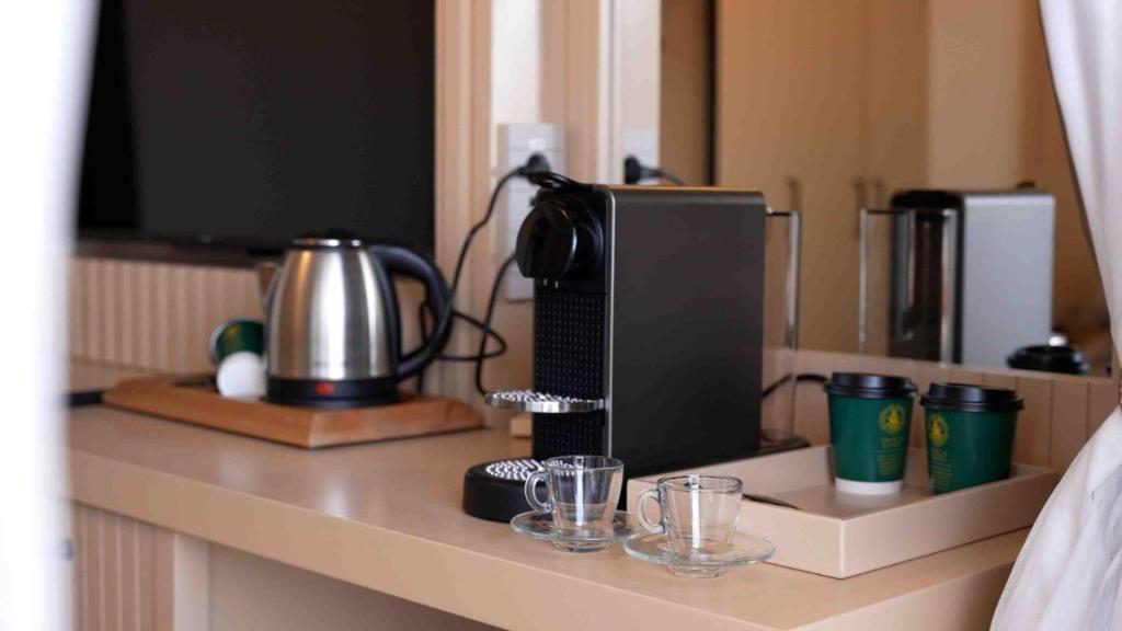 Příslušenství pro přípravu čaje a kávy v ubytování Datca Suites Luxury Boutuiqe Hotel